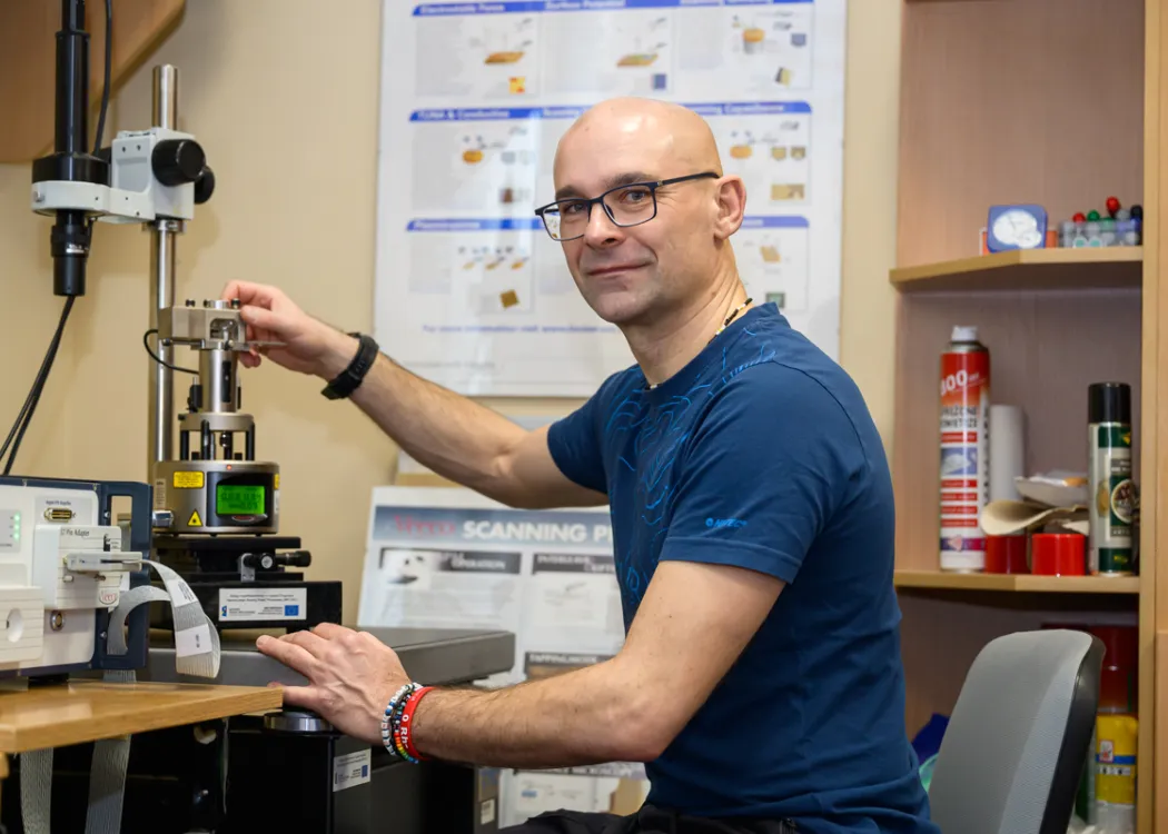 Prof. Sławomir Kulesza przy mikroskopie sił atomowych