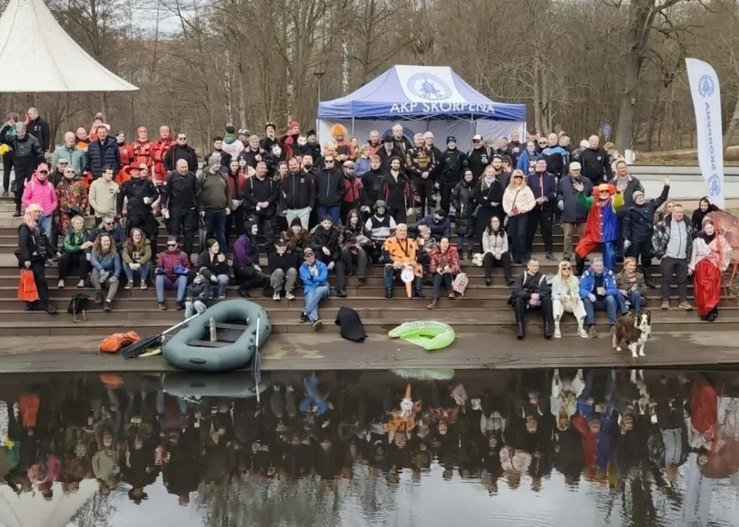 uczestnicy Skorpenowego Spływu Łyną stoją na brzegu rzeki