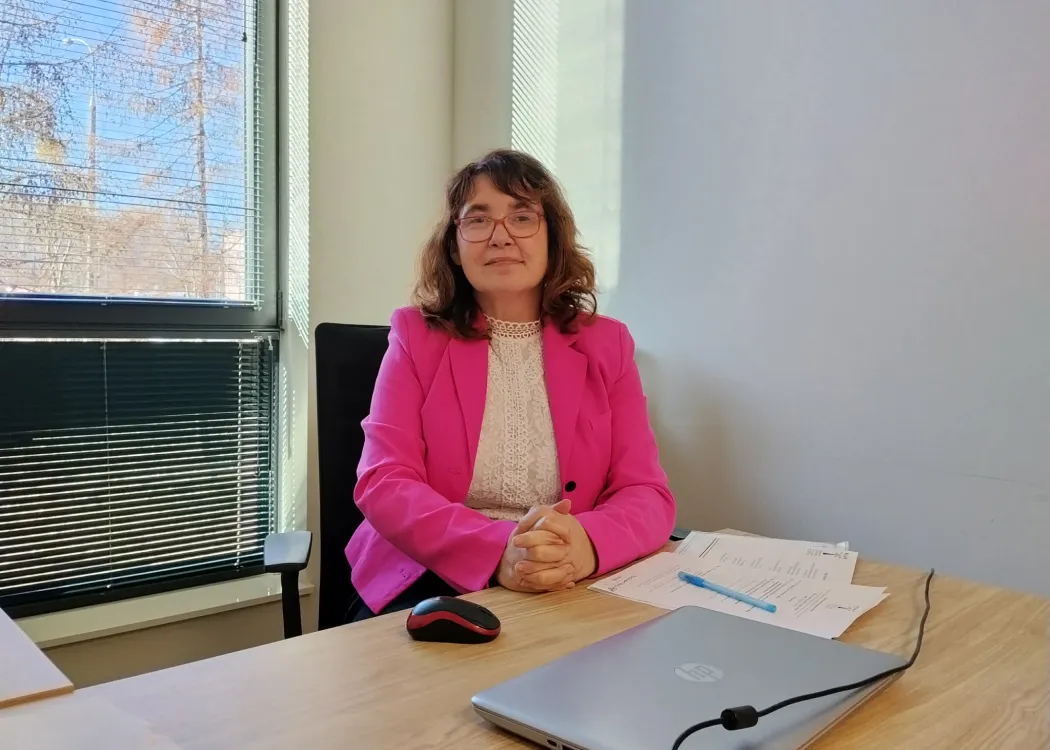 prof. dr hab. Elżbieta Zębek w swoim gabinecie 