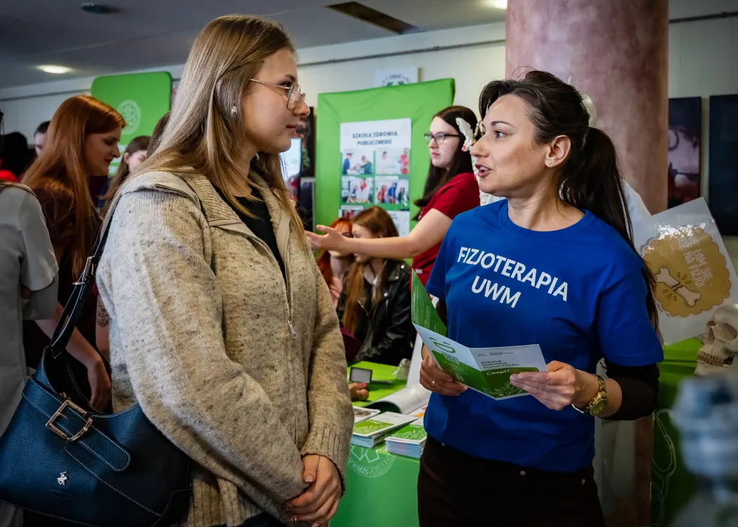 Dzień Otwarty UWM 2026: uczestniczka wydarzenia rozmawia z pracownikiem UWM