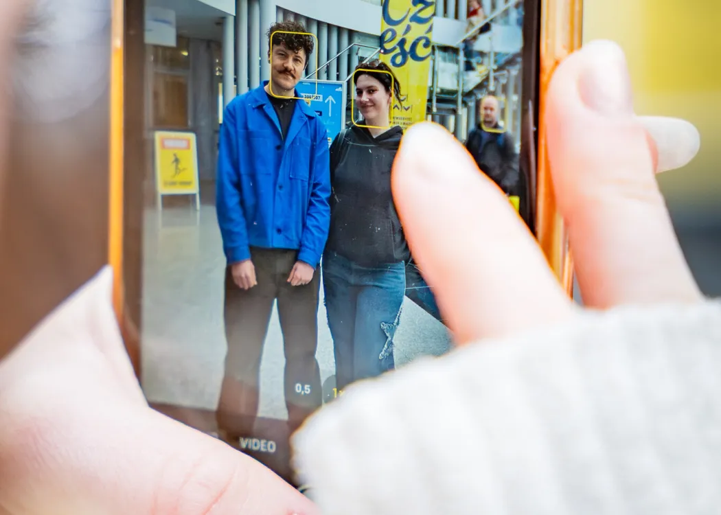 Dzień Otwarty UWM 2026: Zbliżenie na telefon jednej z uczestniczek. Na ekranie Doktor z Tik Toka pozuje do zdjęcia z uczestniczką