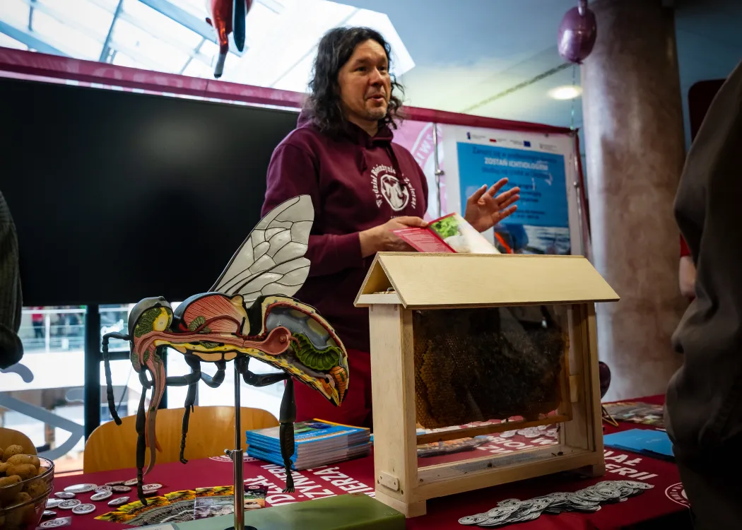 Dzień Otwarty UWM 2026: wykładowca na jednym z wydziałowych stoisk