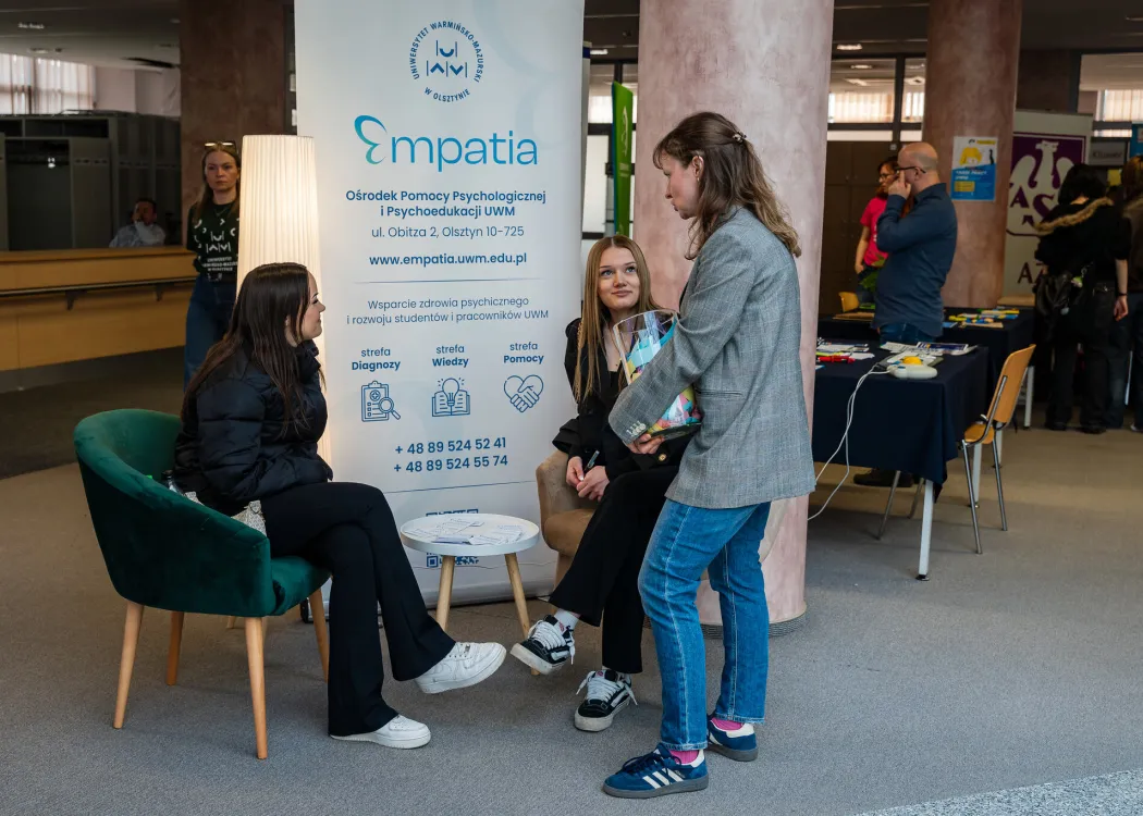 Dzień Otwarty UWM 2026: Stanowisko empatii, trzy kobiety rozmawiają