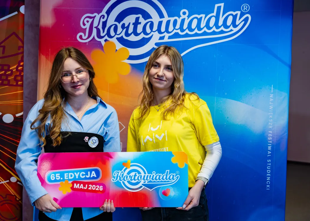 Dzień Otwarty UWM 2026: Dwie kobiety pozują na tle ścianki z napisem Kortowiada