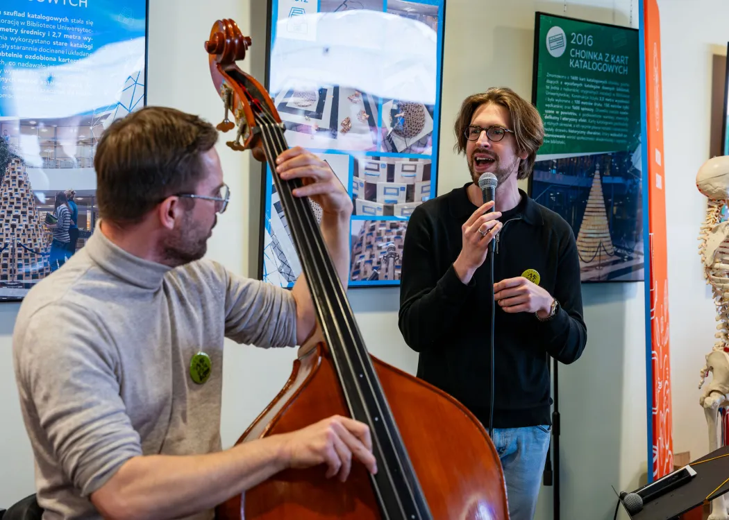 Dzień Otwarty UWM 2026: Łukasz Reks śpiewa, mężczyzna z kontrabasem mu akompaniuje