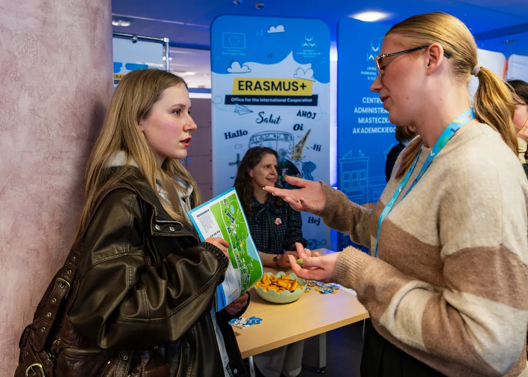 Dzień Otwarty UWM 2026: Jedna z pracownic UWM udziela wskazówek uczestnikom