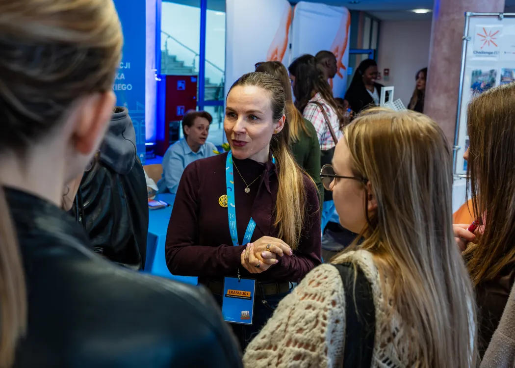 Dzień Otwarty UWM 2026: Jedna z pracownic UWM udziela wskazówek uczestnikom