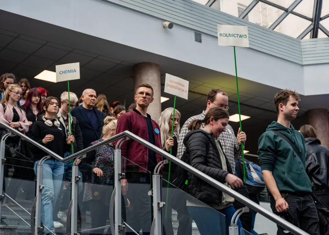 Dzień Otwarty UWM 2026: Widok na schody, którymi przemieszcza się duża grupa