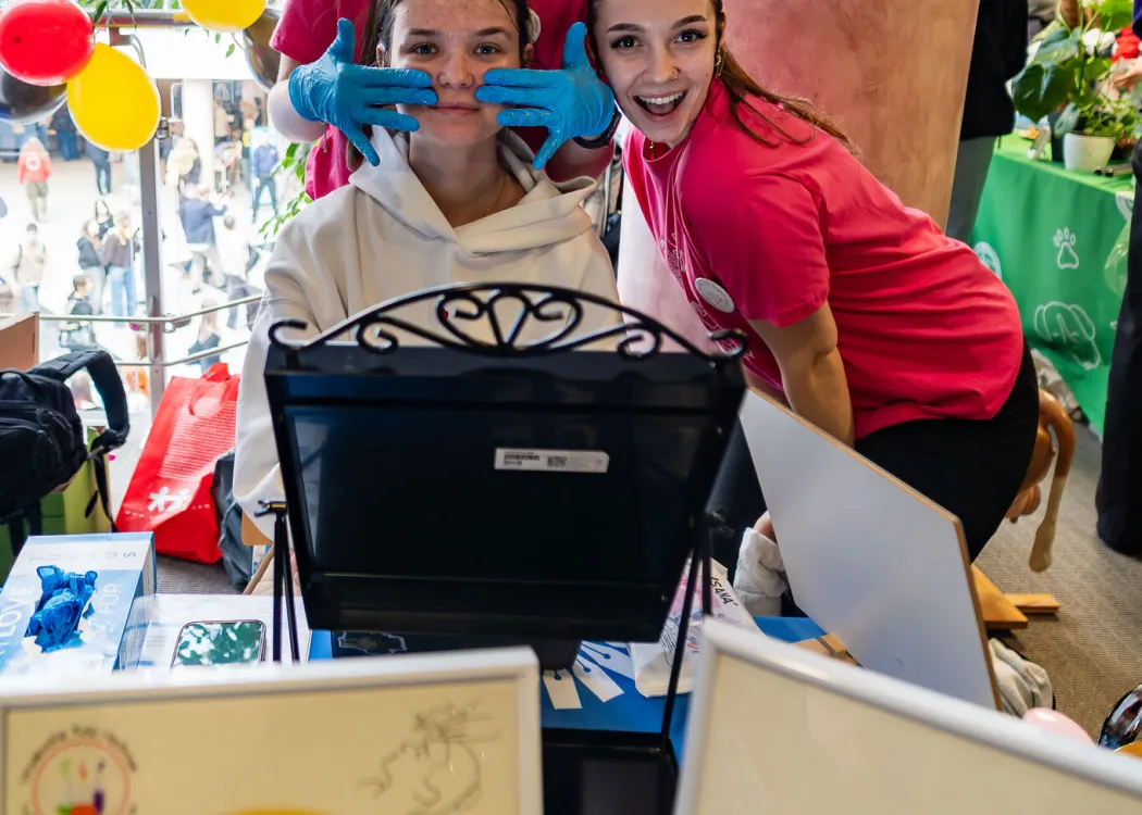 Dzień Otwarty UWM 2026: Trzy kobiety pokazują masaż twarzy