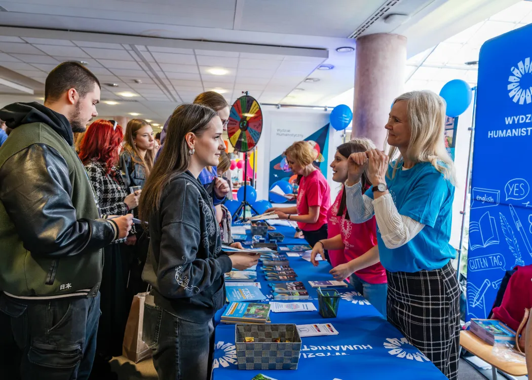 Dzień Otwarty UWM 2026: Rozmowy przy stanowisku jednego z wydziałów