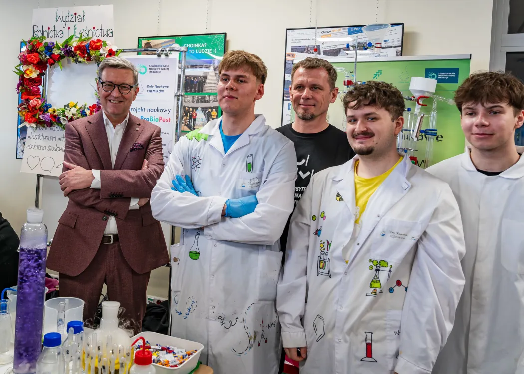 Dzień Otwarty UWM 2026: Jerzy Przyborowski pozuje do zdjecia z kołem chemików