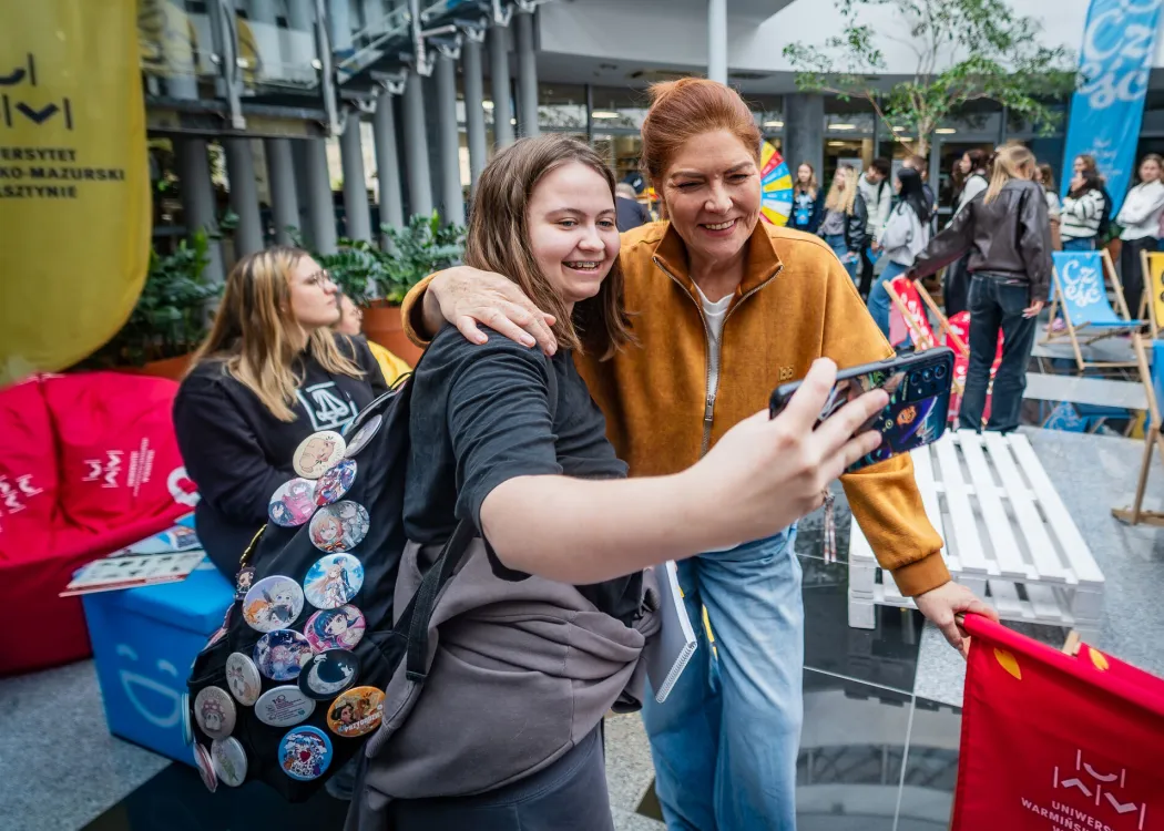 Dzień Otwarty UWM 2026: Katarzyna Dowbor pozuje do selfie z młodą kobietą