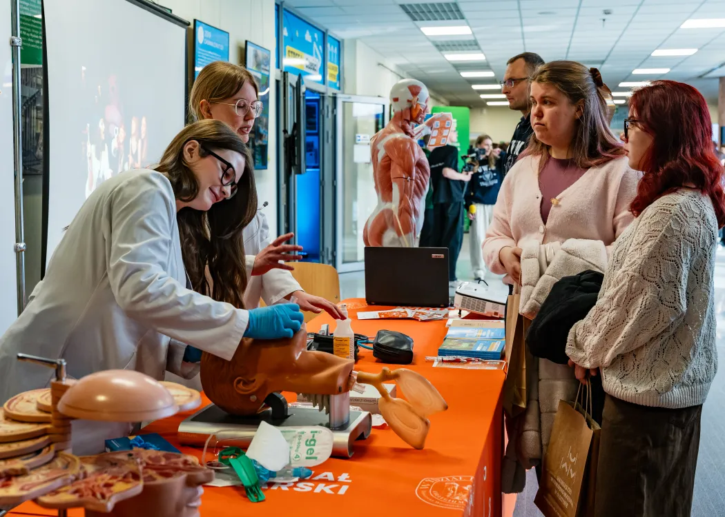 Dzień Otwarty UWM 2026: jedno ze stoisk wydziałowych