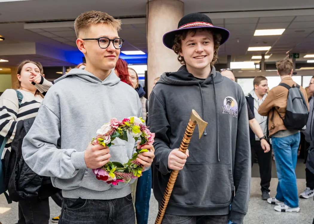 Dzień Otwarty UWM 2026: uczestnicy wydarzenia przebrani pozują z góralskimi przedmiotami 