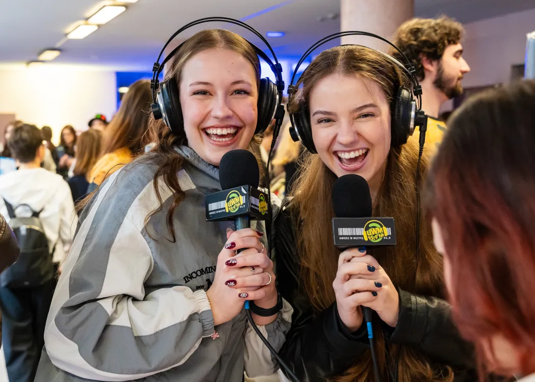 Dzień Otwarty UWM 2026: uczestniczki z mikrofonami i słuchawkami radiowymi 