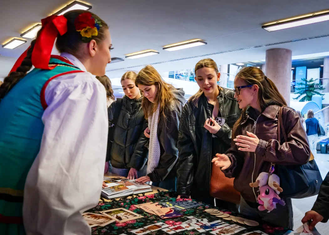 Dzień Otwarty UWM 2026: uczestnicy odwiedzają jedno ze stoisk 