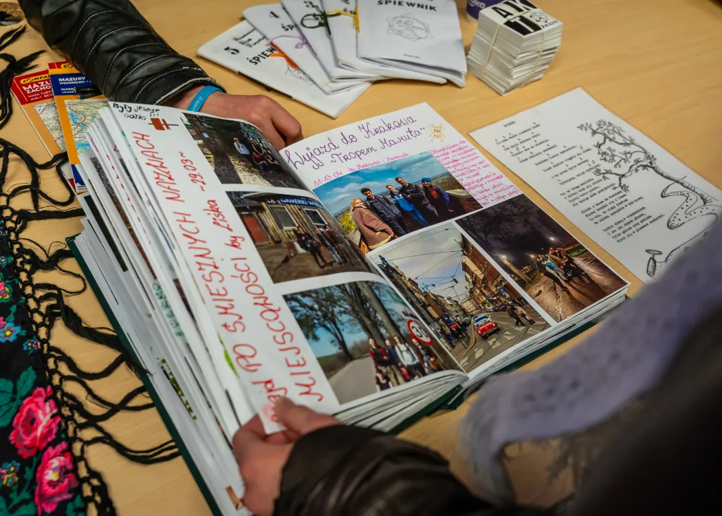 Dzień Otwarty UWM 2026: księga pamiątkowa ze zdjęciami jednej z agend UWM