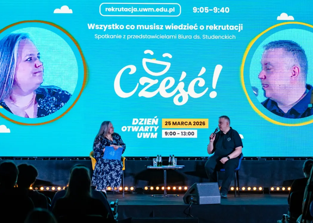 Dzień Otwarty UWM 2026: scena podczas spotkania z pracownikiem Biura ds. studenckich, widać prowadzącą spotkanie i gości 