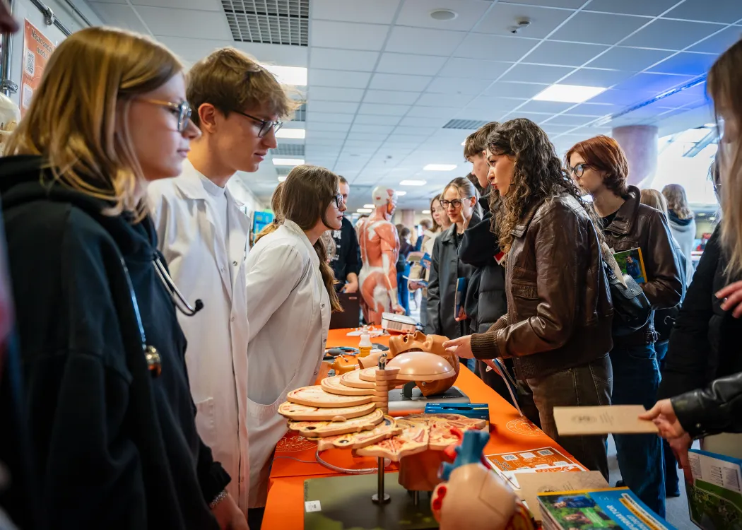Dzień Otwarty UWM 2026: uczestnicy wydarzenia odwiedzają jedno ze stoisk