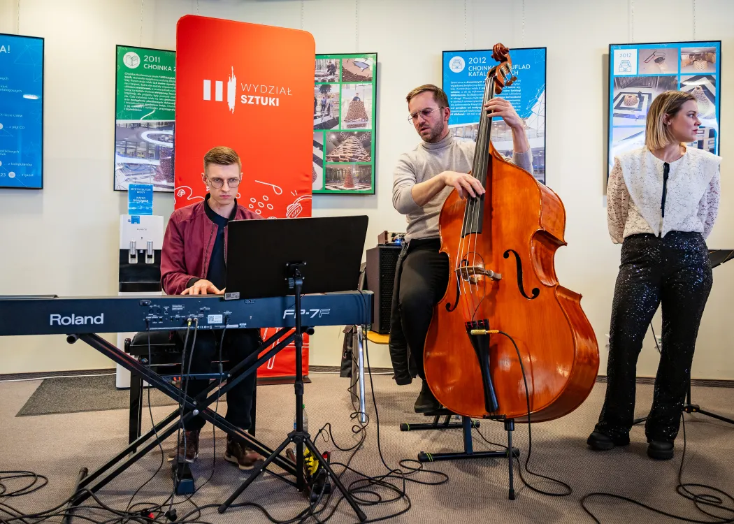 Dzień Otwarty UWM 2026: studenci Wydziału Sztuki prezentują utwór muzyczny 