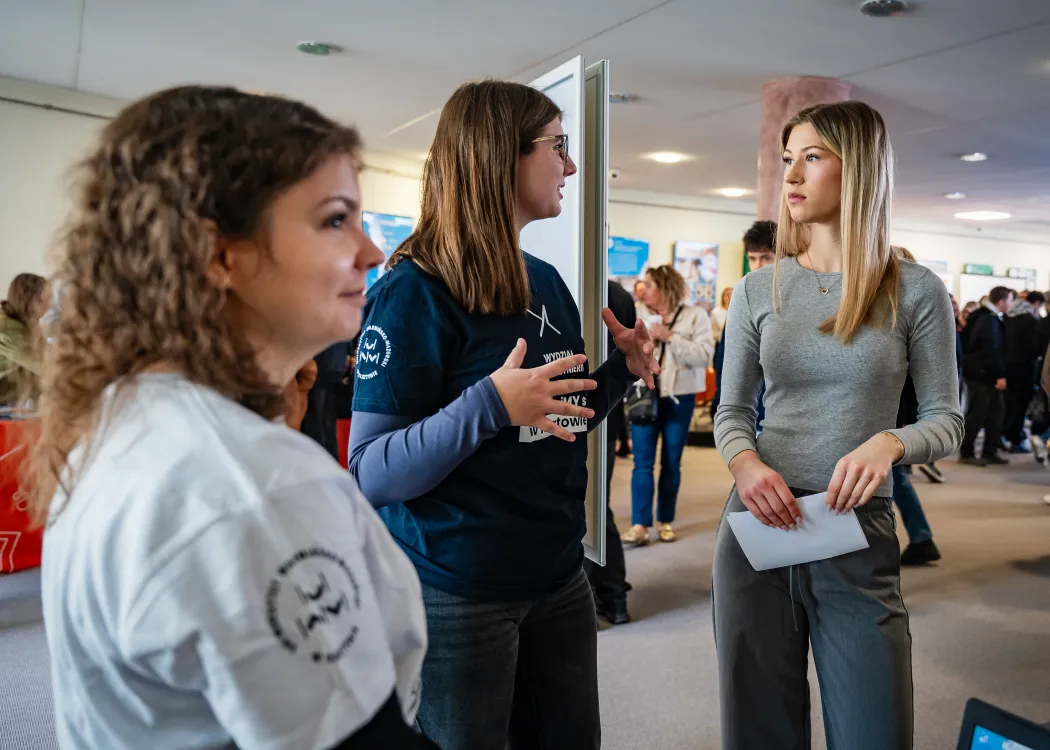 Dzień Otwarty UWM 2026: uczestniczki wydarzenia rozmawiają
