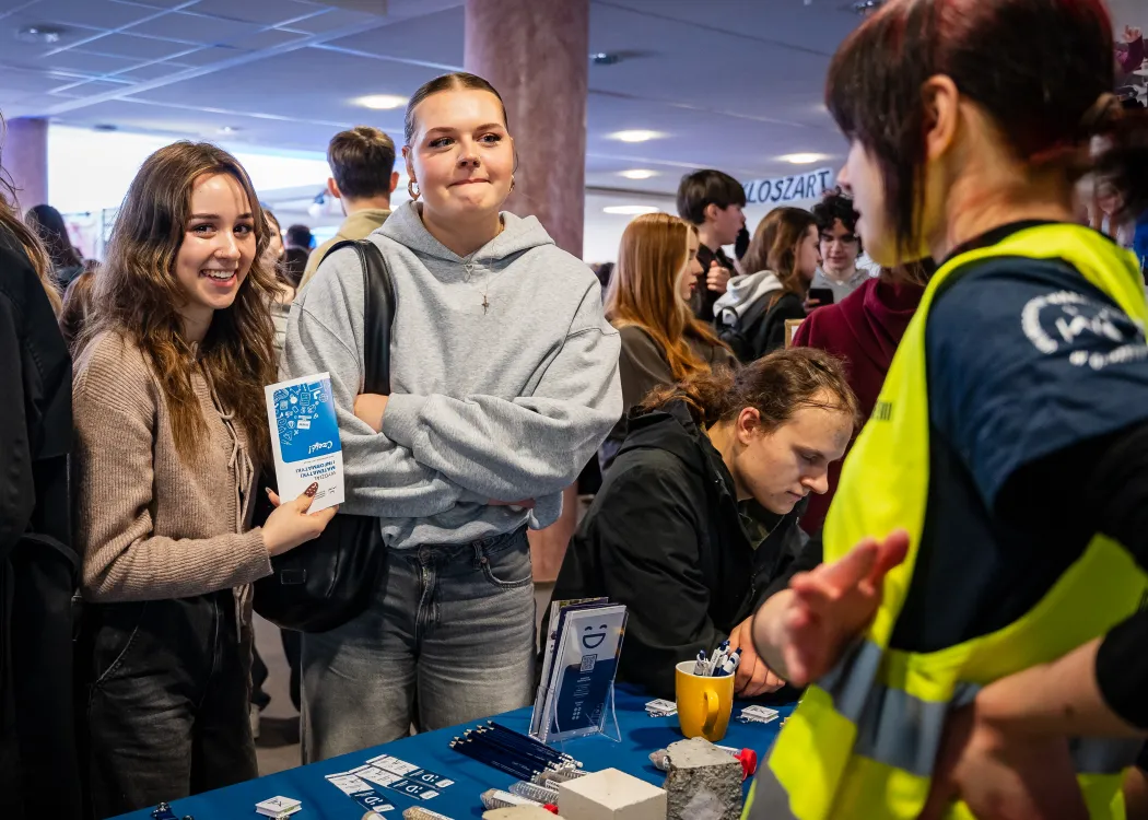 Dzień Otwarty UWM 2026: uczestnicy wydarzenia odwiedzają jedno ze stoisk