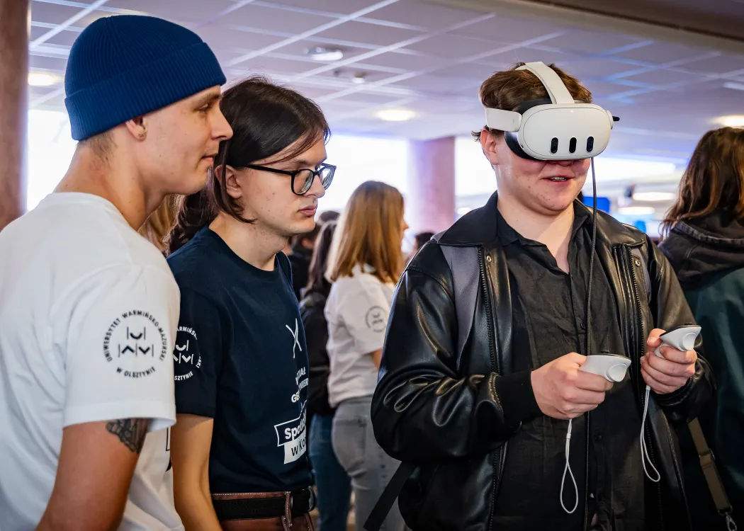 Dzień Otwarty UWM 2026: uczestnicy wydarzenia testują sprzęt prezentowany przez studentów