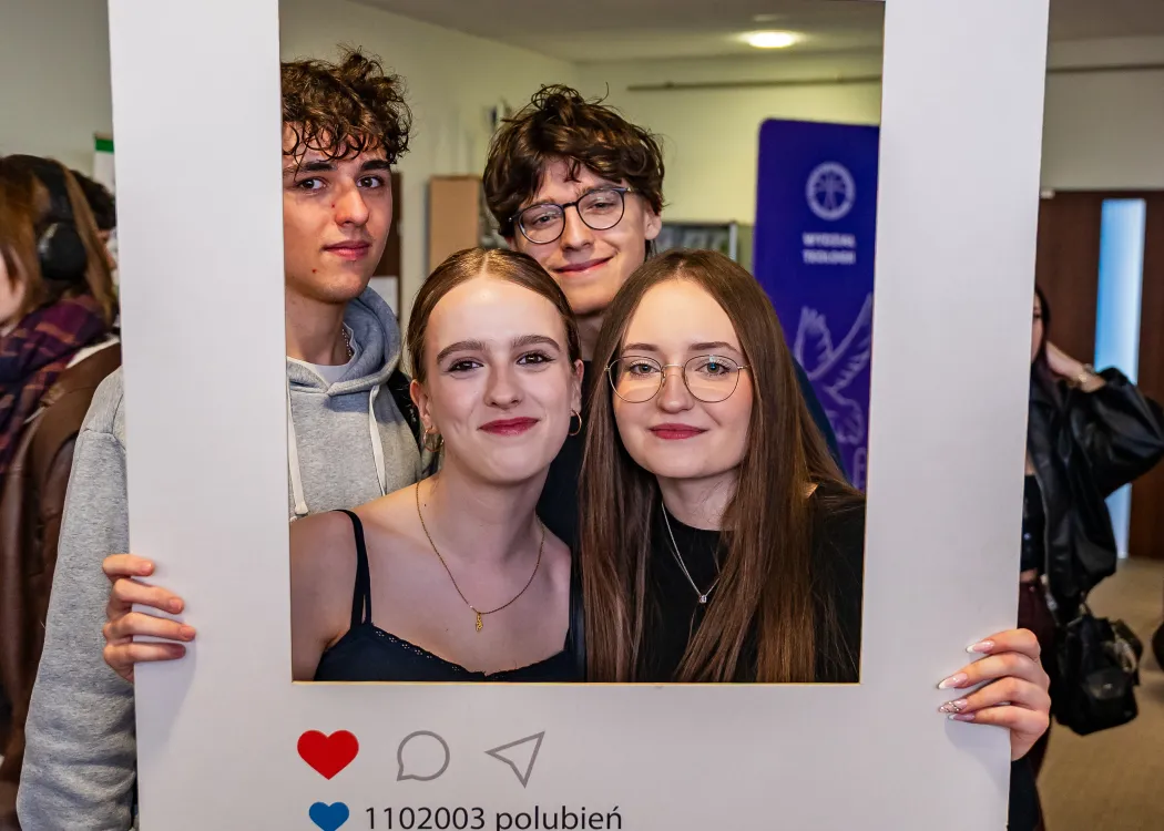 Dzień Otwarty UWM 2026: uczestnicy pozują z ramką do selfie kierunku dziennikarstwo i komunikacji społecznej