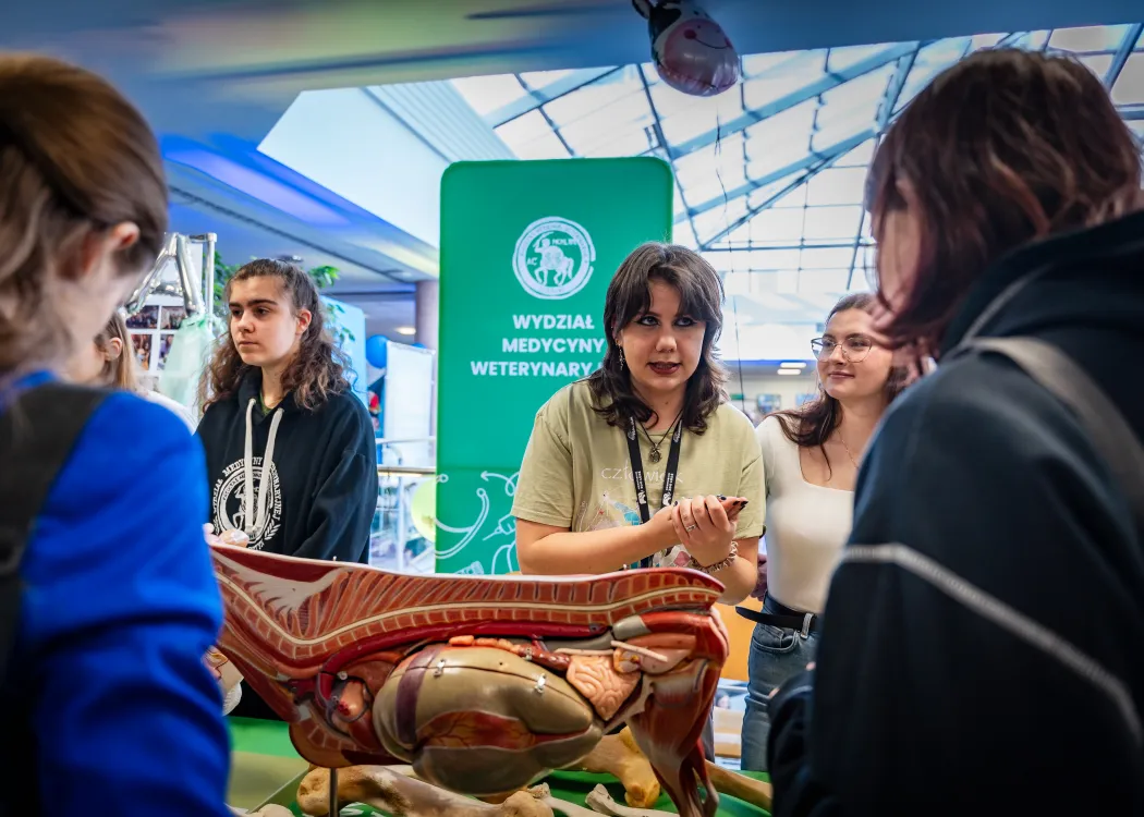 Dzień Otwarty UWM 2026: jedno z wydziałowych stoisk