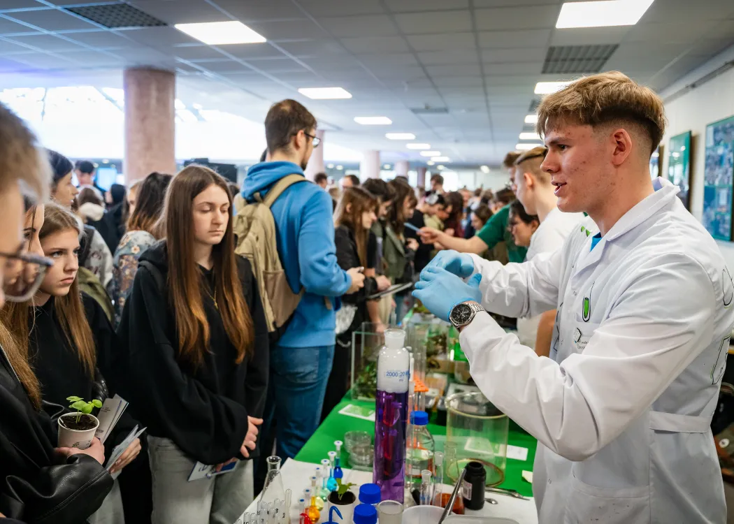 Dzień Otwarty UWM 2026: uczestnicy wydarzenia odwiedzają jedno z wydziałowych stoisk