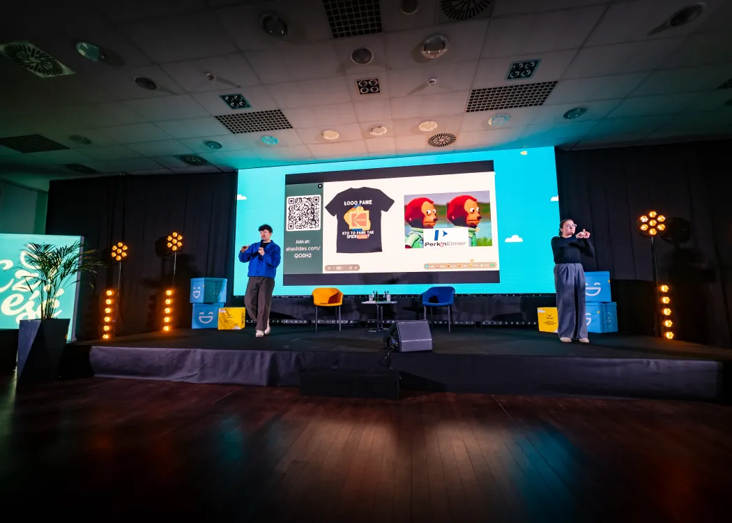 Dzień Otwarty UWM 2026: widok na scenę podczas prelekcji Konrada Skotnickiego 