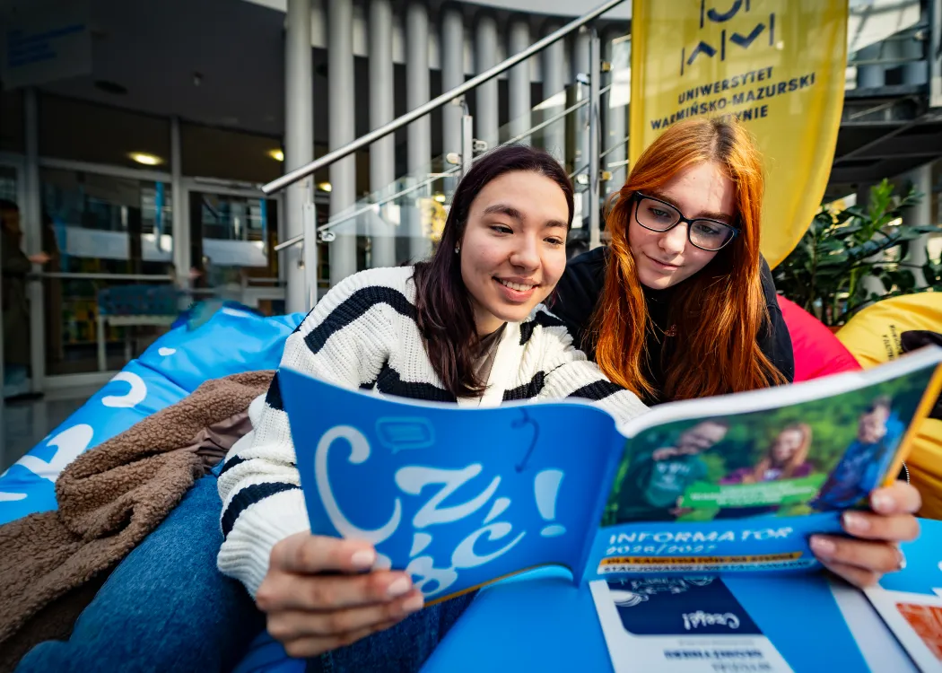 Dzień Otwarty UWM 2026: uczestniczki wydarzenia przeglądają katalog UWM