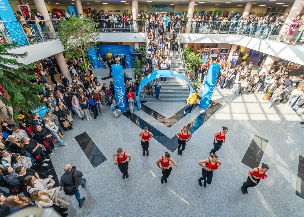 Dzień Otwarty UWM 2026: zespół taneczny podczas występu