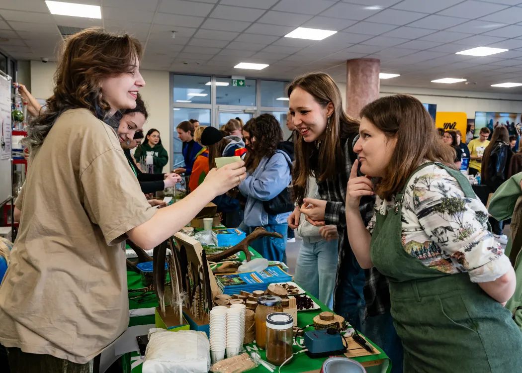 Dzień Otwarty UWM 2026: uczestnicy wydarzenia przy jednym ze stoisk