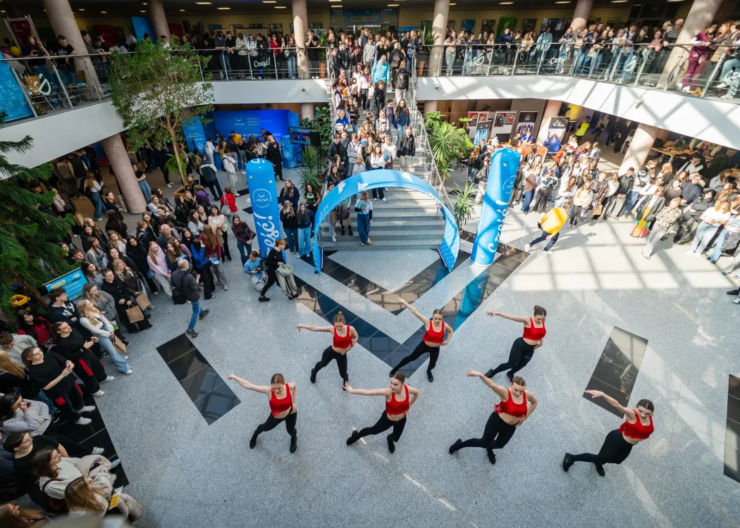 Dzień Otwarty UWM 2026: zespół taneczny podczas występu