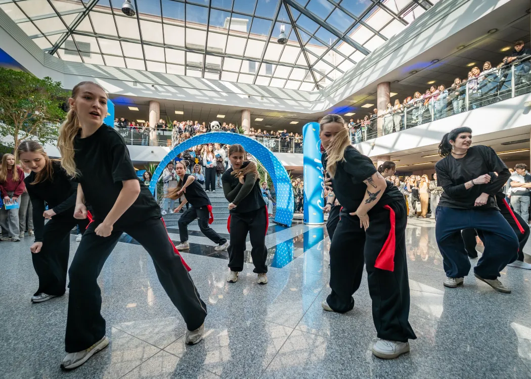 Dzień Otwarty UWM 2026: zespół taneczny podczas występu