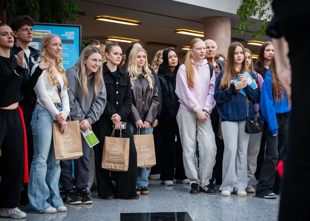 Dzień Otwarty UWM 2026: uczestnicy wydarzenia oglądają jeden z występów
