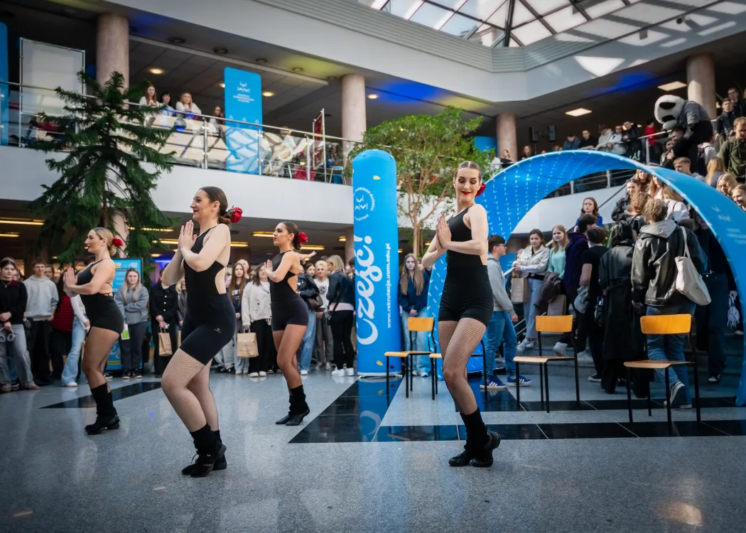 Dzień Otwarty UWM 2026: zespół taneczny podczas występu