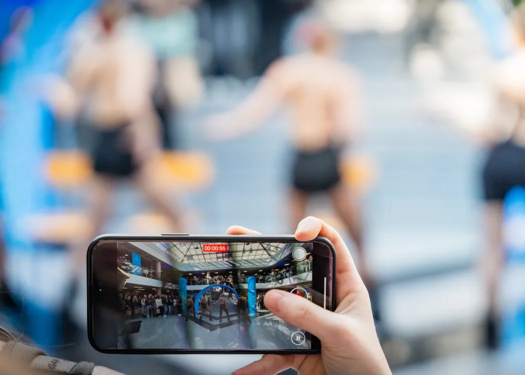 Dzień Otwarty UWM 2026: zdjęcie pokazuje smartfon i trzymające go dłonie podczas robienia zdjęcia