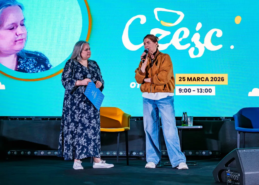 Dzień Otwarty UWM 2026: Daria Bruszewska-Przytuła i Katarzyna Dowbor stoją na sceni