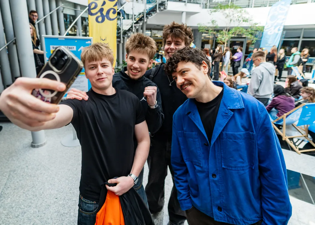 Dzień Otwarty UWM 2026: uczestnicy wydarzenia robią sobie selfie z Konradem Skotnickim 