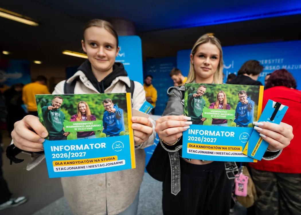Dzień Otwarty UWM 2026: uczestniczki wydarzenia pozują z katalogami UWM