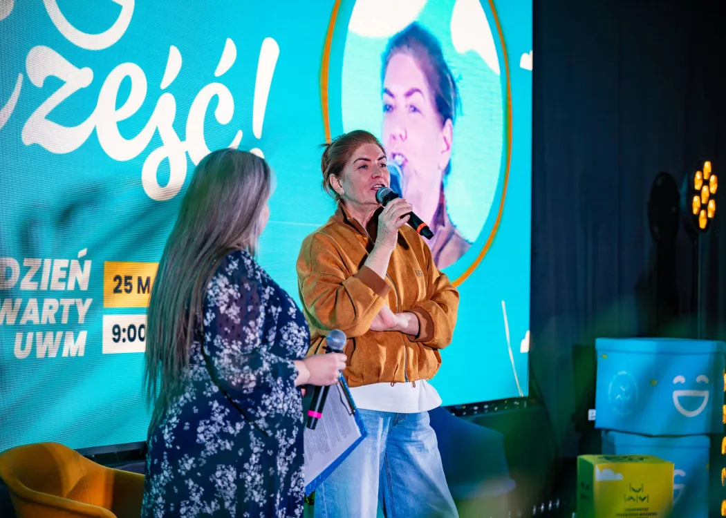 Dzień Otwarty UWM 2026: Daria Bruszewska-Przytuła i Katarzyna Dowbor stoją na sceni