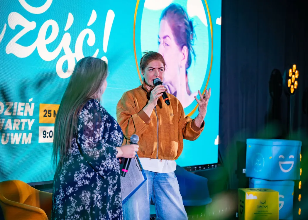 Dzień Otwarty UWM 2026: Daria Bruszewska-Przytuła i Katarzyna Dowbor stoją na sceni