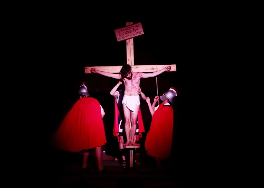 Misterium na Wydziale Teologii UWM: aktor na krzyżu, obok żołnierze