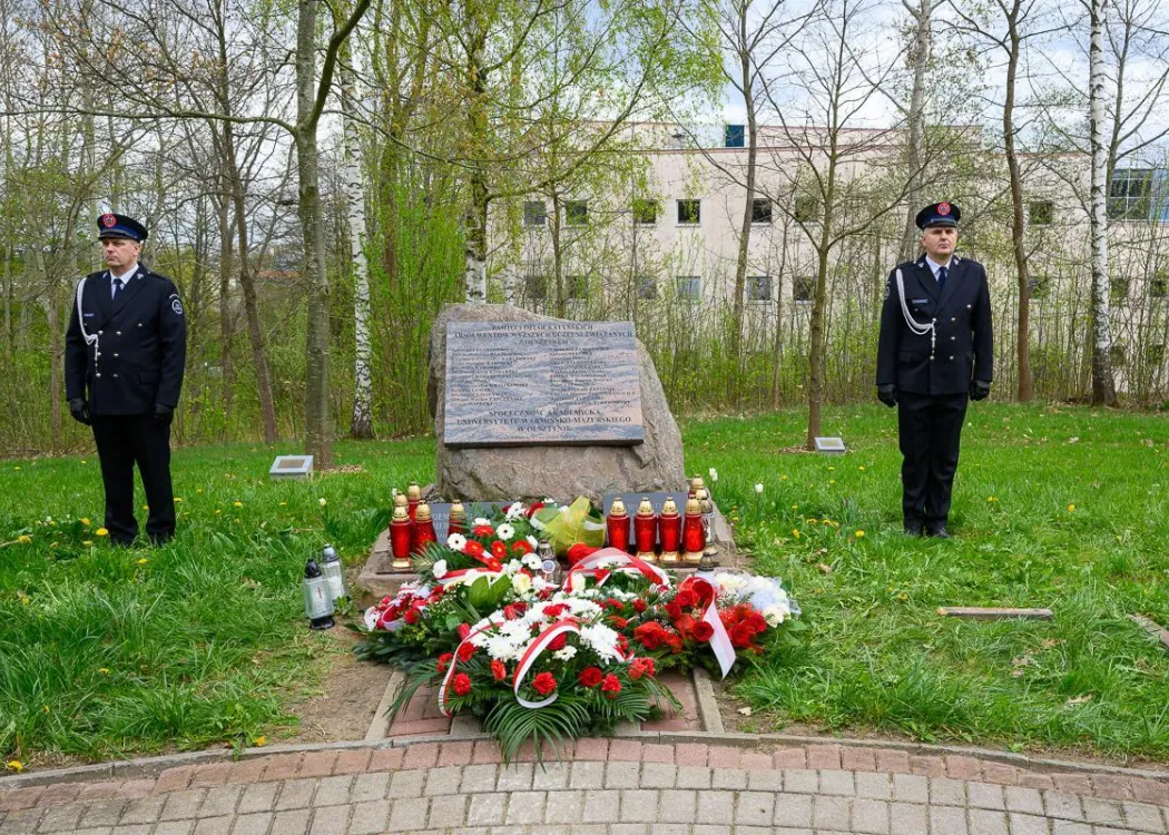 Kwiaty pod kortowską tablicą upamiętniającą ofiary Zbrodni Katyńskiej