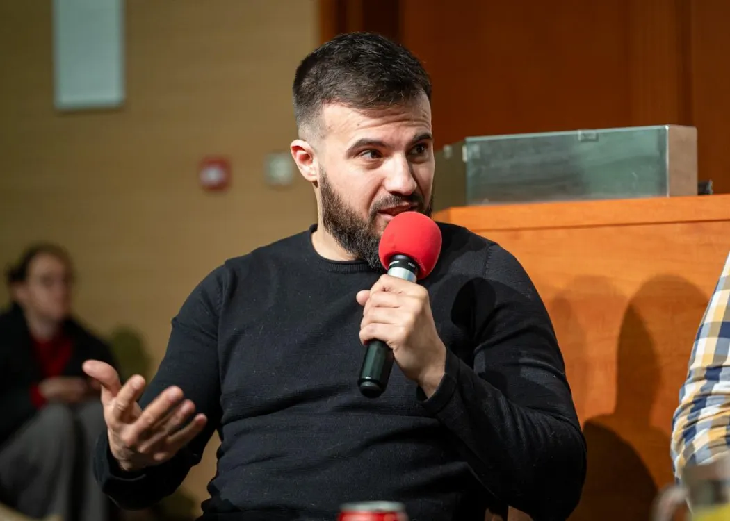 Marek Maruszczak podczas debaty Human w Digitalu na Wydziale Humanistycznym 