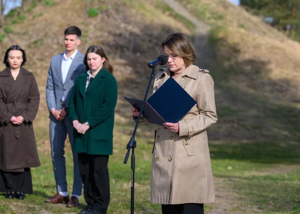 Prorektor UWM ds. Collegium Medicum przemawia podczas uroczystości upamiętniającej ofiary zbrodni katyńskiej