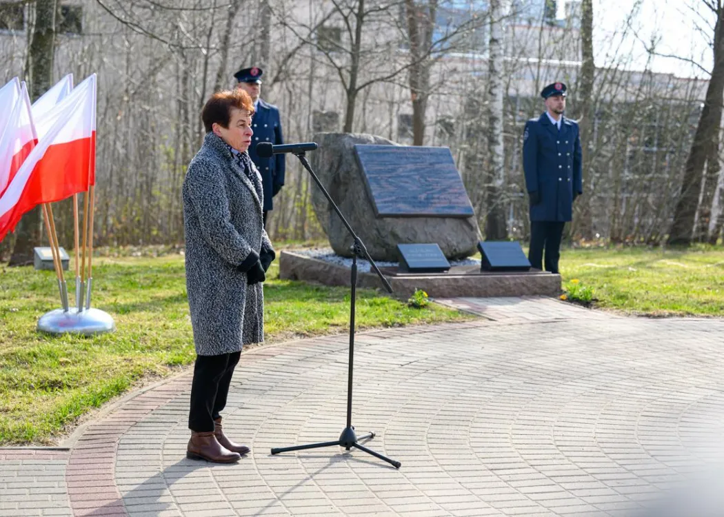 Barbara Gawlicka ze Stowarzyszenia Rodzina Katyńska przemawia podczas uroczystości upamiętniającej ofiary zbrodni katyńskiej. 