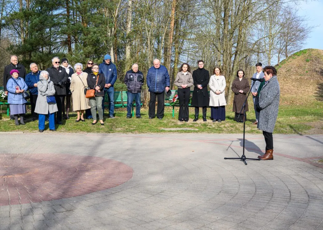 Barbara Gawlicka ze Stowarzyszenia Rodzina Katyńska przemawia podczas uroczystości upamiętniającej ofiary zbrodni katyńskiej. 